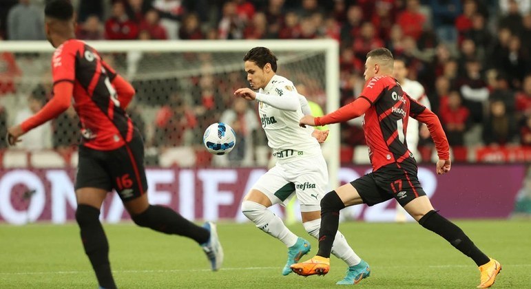 Raphael Veiga disputa a bola com Hugo Moura no duelo entre Athletico-PR e Palmeiras