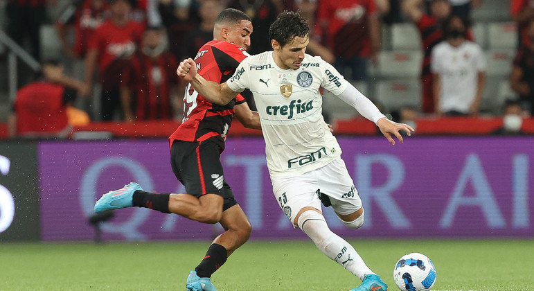 Raphael Veiga disputa a bola durante a Recopa Sul-Americana entre Palmeiras e Athletico-PR