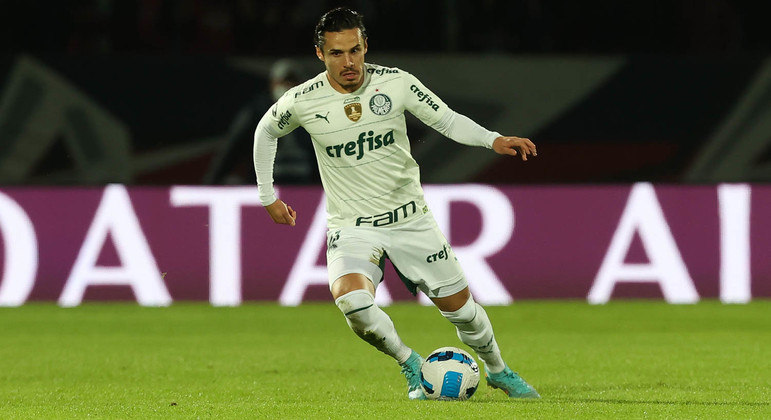 Raphael Veiga domina a bola durante o jogo entre Palmeiras e Cerro Porteño na Libertadores