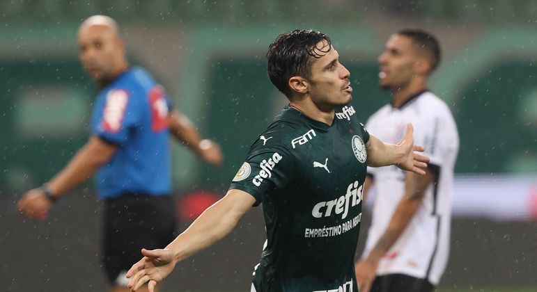Veiga comemora gol marcado na goleada de 4 a 0 do Palmeiras sobre Corinthians, em 2021