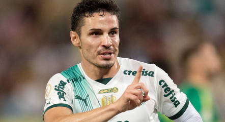 Raphael Veiga comemora gol do Palmeiras contra o Cuiabá
