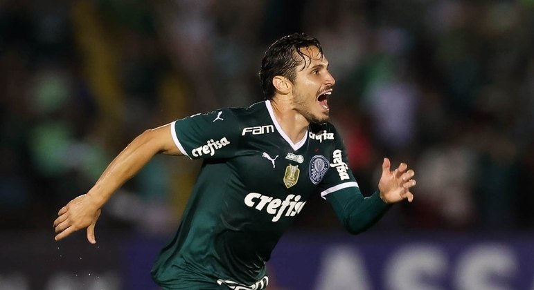 Raphael Veiga comemora gol pelo Palmeiras
