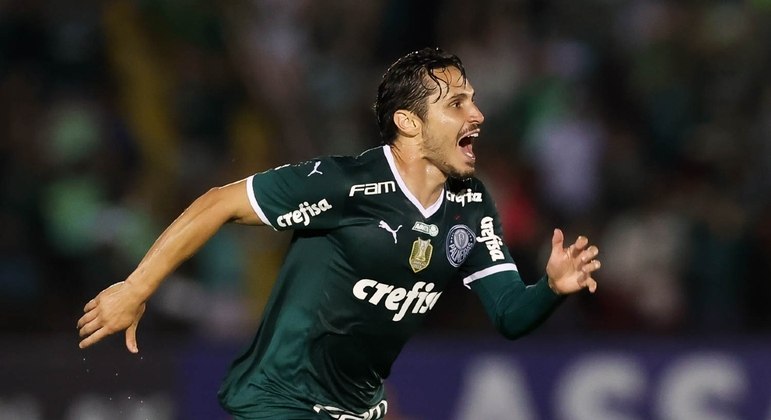 Raphael Veiga comemora gol e primeira vitória do Palmeiras na temporada