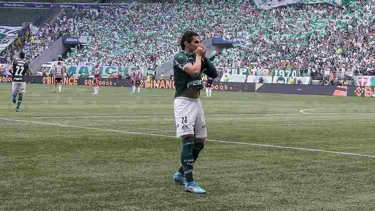 Raphael Veiga comemora seu gol.