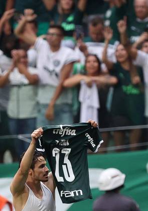Raphael Veiga comemora seu segundo gol, o quarto do Palmeiras.