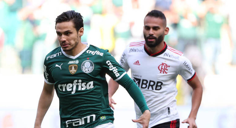 Raphael Veiga e Thiago Maia em ação em Palmeiras x Flamengo