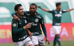 Raphael Veiga (à esquerda) e Wesley comemoram o gol do meia palmeirense contra o Atlético-MG