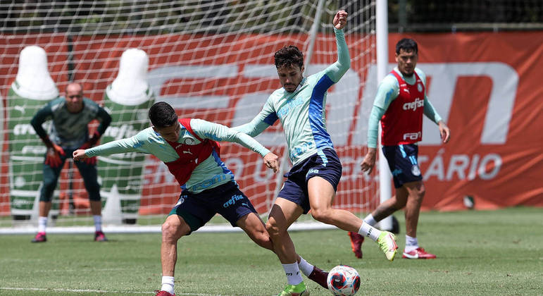 Raphael Veiga em disputa de bola no treino do Palmeiras