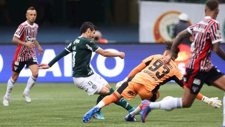 Raphael Veiga finaliza para fazer o último gol do Palmeiras.