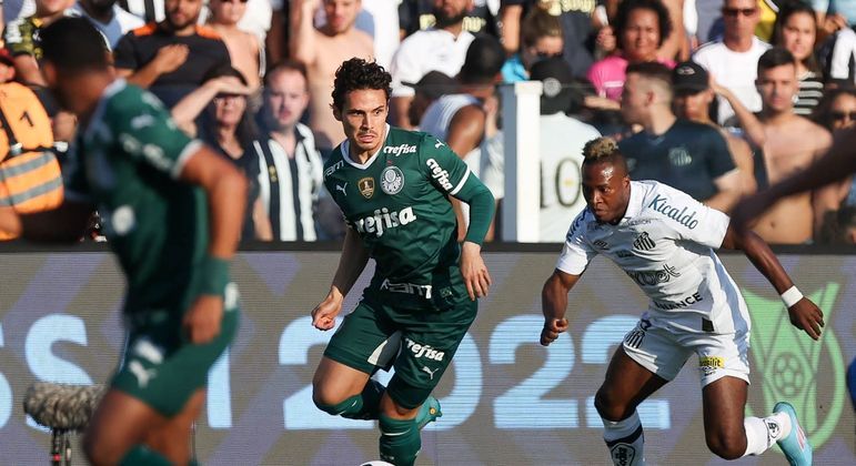 Raphael Veiga domina a bola em favor do Palmeiras na partida contra o Santos pelo Brasileirão