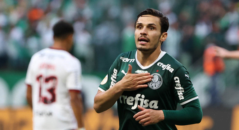 Raphael Veiga comemora o gol marcado no empate entre Palmeiras e Flamengo no Brasileirão