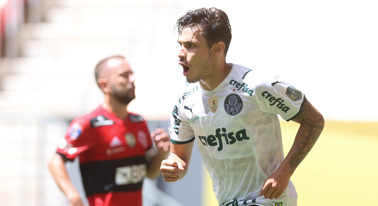 Raphael Veiga comemora gol marcado durante o duelo entre Palmeiras e Flamengo em Brasília