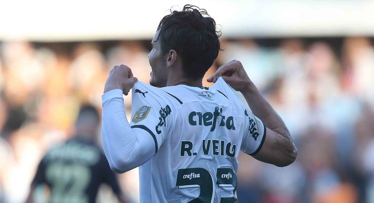 Raphael Veiga comemora gol do Palmeiras diante do Santos pelo Campeonato Brasileiro 2021