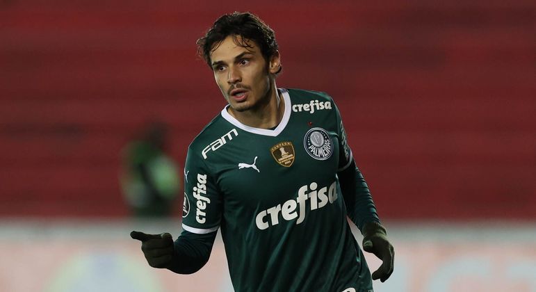 Raphael Veiga comemora um dos três gols marcados contra o Petrolero na Bolívia