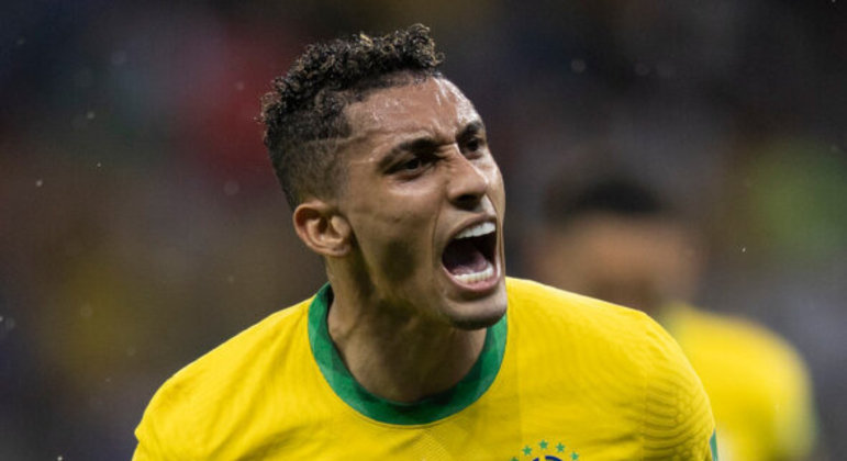 Raphinha estava lutando para ir para o Barcelona desde março. Com o Chelsea pressionando o Leeds