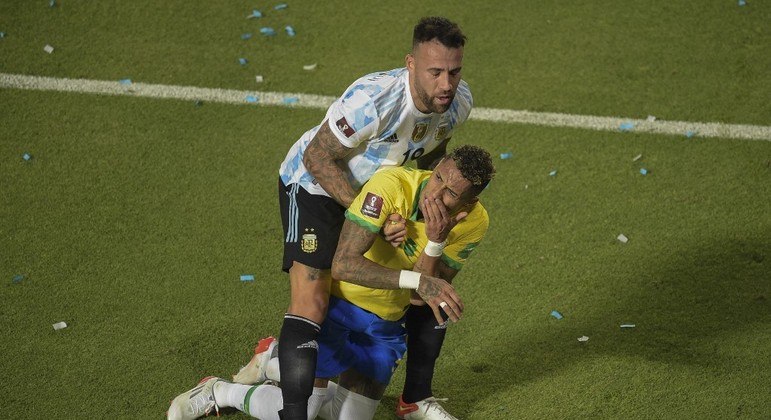 Otamendi e Raphinha após o lance da cotovelada do argentino