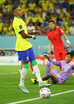 Raphinha tentou até gol de falta