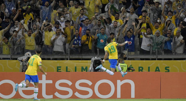 Raphinha fez o primeiro gol da goleada do Brasil sobre o Paraguai no Mineirão