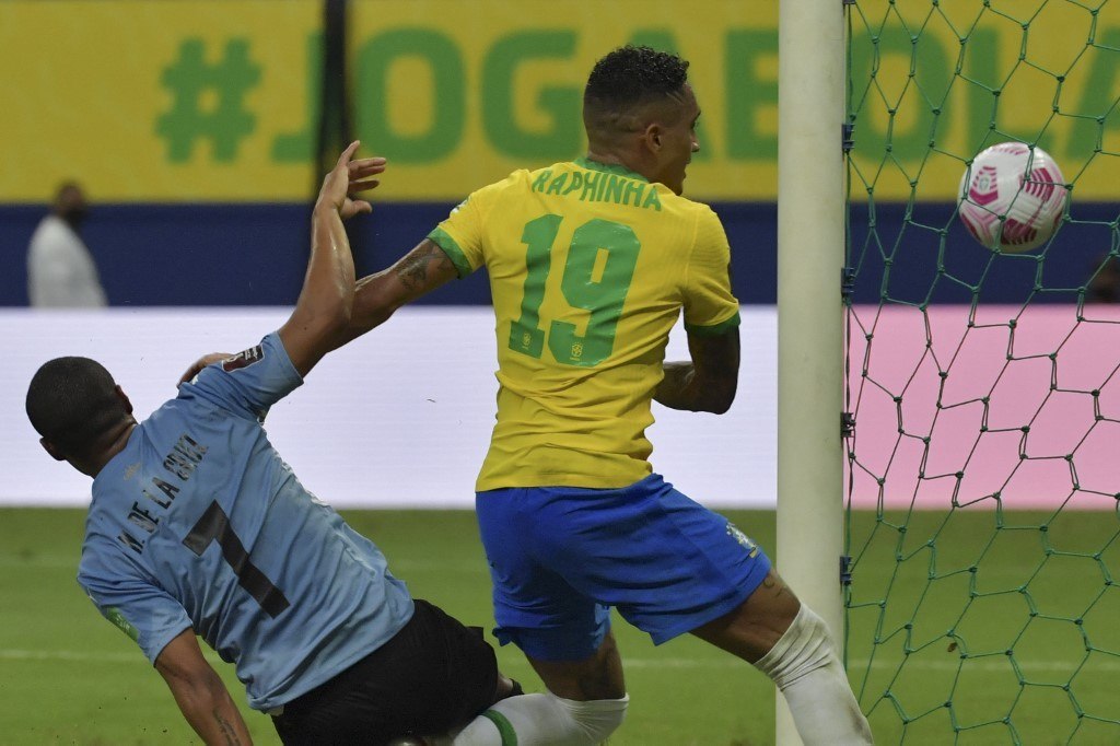 Raphinha jogou pela primeira vez como titular do Brasil. Dois gols e ótimo futebol