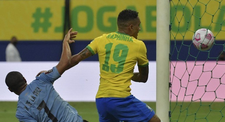 Com dois gols de Raphinha, Brasil fez o que a placa dizia e 'jogou bola' em Manaus