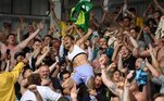 Na última rodada da Premier League, a equipe do Leeds-ING conseguiu escapar do rebaixamento e o brasileiro Raphinha marcou um dos gols que garantiram a permanência do time na primeira divisão. Após o jogo, o atacante se jogou no meio da torcida do Leeds e comemorou muito!