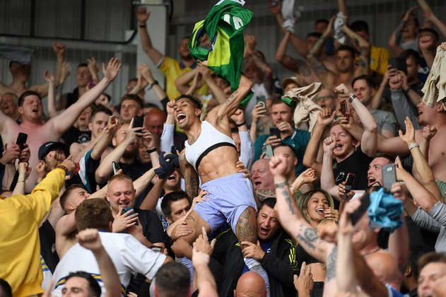 Na última rodada da Premier League, a equipe do Leeds-ING conseguiu escapar do rebaixamento e o brasileiro Raphinha marcou um dos gols que garantiram a permanência do time na primeira divisão. Após o jogo, o atacante se jogou no meio da torcida do Leeds e comemorou muito!