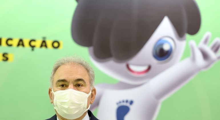 Ministro Marcelo Queiroga e, ao fundo, a mascote Rarinha
