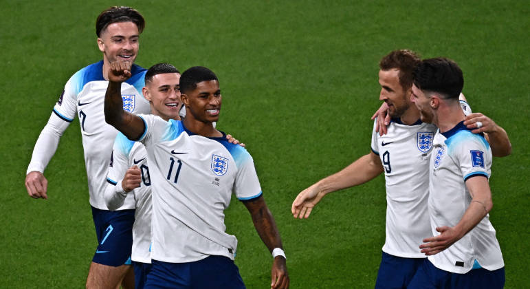 Rashford (camisa 11) celebra o quinto gol da Inglaterra na estreia da Copa do Mundo contra o Irã