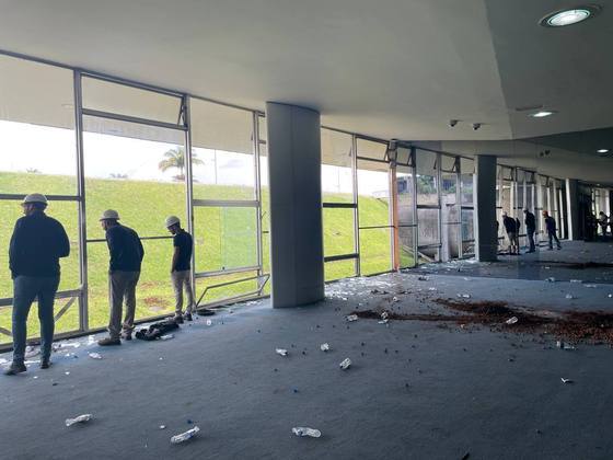 Manifestantes invadiram, neste domingo (8), o Palácio do Planalto, Congresso Nacional e STF