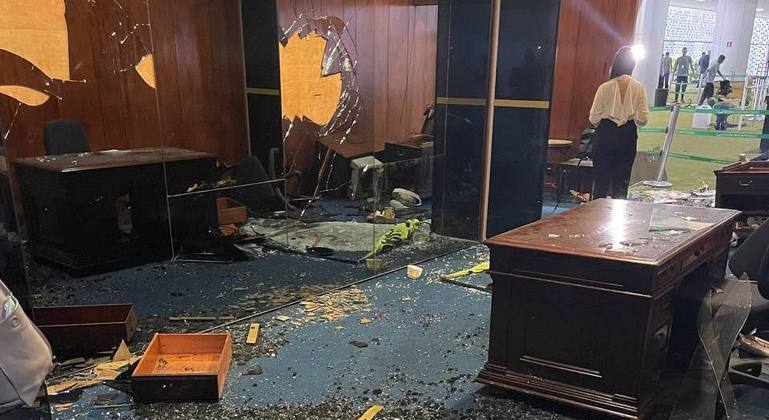 Salão Azul do Senado Federal com vidros quebrados e móveis destruídos