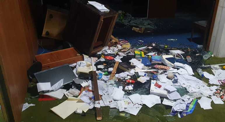 Rastro de destruição provocado por vândalos no Senado