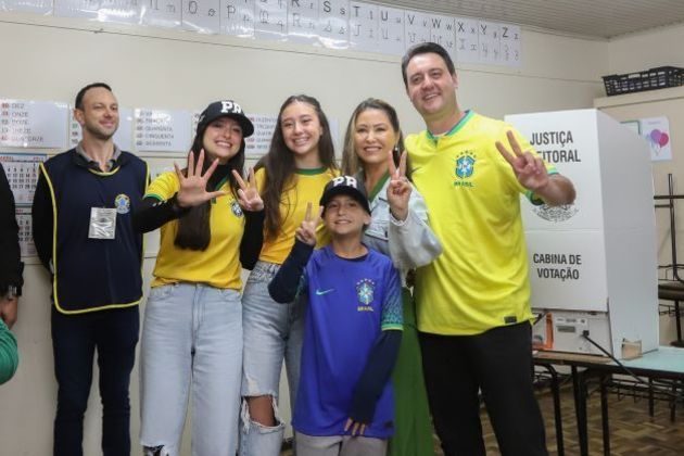 PR - ELEIÇÕES 2022/1º TURNO/CURITIBA/RATINHO JÚNIOR - POLÍTICA - O candidato à reeleição pelo governo de Curitiba, Ratinho Junior (PSD), vota no primeiro turno das Eleições 2022, na Escola Ensino Fundamental Vinhedos, no bairro de Santa Felicidade, Curitiba (PR) nesta domingo, 02 de outubro de 2022. 02/10/2022 - Foto: GERALDO BUBNIAK/AGB/ESTADÃO CONTEÚDO