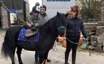 A família mora numa casa de fazenda em Lancashire e cria cavalos profissionalmente. Jane revela que já conhecia o rato, visto na casa dois dias antes, subindo na cama para atacar a própria dona da casaLEIA MAIS: 'Viciada em banheiros' cria perfil para encontrar o toalete perfeito