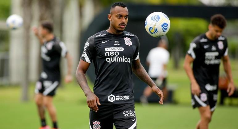 Zagueiro Raul Gustavo em treino com bola no Corinthians