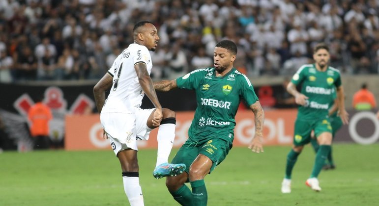 Zagueiro Raul Gustavo em disputa de bola com jogador do Cuiabá