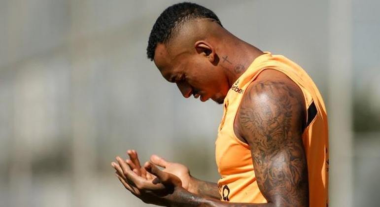 Zagueiro Raul Gustavo em posição de reza em treino pelo Timão
