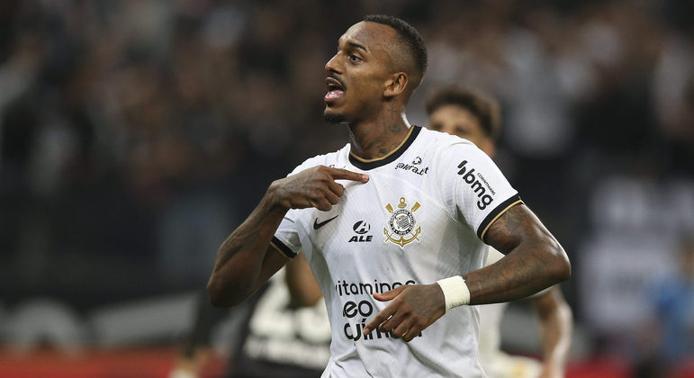 Zagueiro Raul Gustavo comemora gol pelo Timão