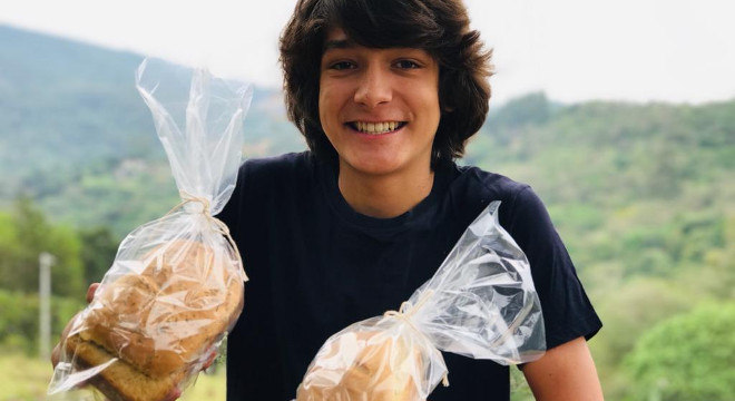 Adolescente vende pães pela internet para comprar um piano