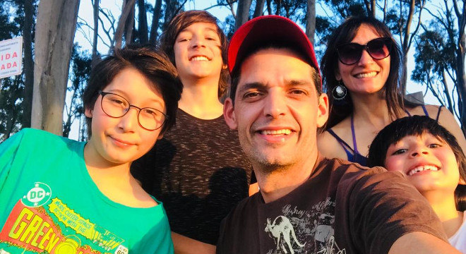 A família reunida para apoiar o adolescente a realizar seu sonho