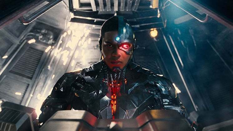 Ray Fisher denuncia racismo e comportamentos abusivosO ator, intérprete do personagem Ciborgue, fez diversas acusações contra a produção do filme Liga da Justiça. Fisher disse em entrevista à Forbes em 2020 que presenciou falas e atitudes racistas: 'Os tomadores de decisão que participaram dessas conversas racistas foram Geoff Johns, Jon Berg e o atual presidente do Warner Bros. Pictures Group, Toby Emmerich'. O ator diz ter percebido também algumas anotações codificadas que tentavam esconder as decisões racistas. Além disso, ele revela que o filme passou propositadamente por um 'embranquecimento' em seu elenco, com diversos atores negros tendo suas participações reduzidas ou cortadas