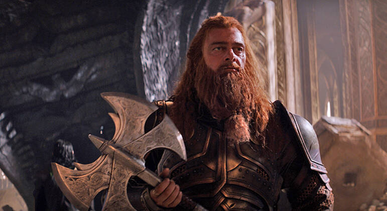 Ray Stevenson em cena de Thor: O Mundo Sombrio