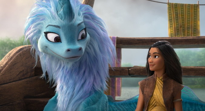 Em inglês, Raya é dublada por Kelly Marie Tran e o dragão Sisu por Awkwafina