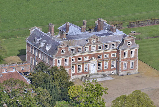 Raynham Hall é uma mansão na Inglaterra e famosa por ser associada a uma suposta aparição de fantasma que ficou conhecida como A Dama Marrom. Lady Dorothy Walpole, esposa do primeiro Conde de Townshend, supostamente viveu na mansão. Segundo a lenda, após a morte sua morte, seu espírito passou a assombrar a mansão.