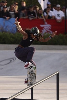 Para um skatista receber o título de profissional, é preciso receber um shape de skate com o nome. Partindo dessa lógica, a brasileira se tornou profissional em maio de 2022, quando ganhou o modelo pro da April Skateboards, do skatista Shane O'Neill. O modelo foi nomeado 