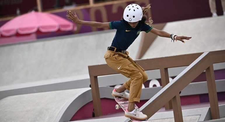 Um curso gratuito de skate para crianças no skatepark de