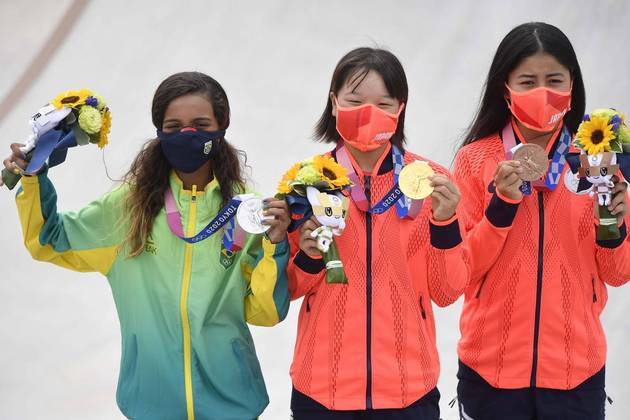 Rayssa Leal com a medalha de prata, ao lado das japonesas, Momiji Nishiya (ouro) e Funa Nakayama (bronze)