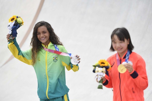 Rayssa Leal mostra a medalha de prata conquistada no skate em Tóquio