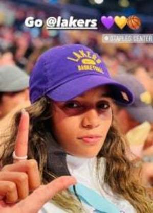 Rayssa Leal no jogo dos Lakers