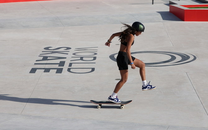 No mesmo ano, em maio, ela competiu a primeira etapa do Street League Skateboarding (SLS), que aconteceu em Londres, e ficou em 3º lugar. Em julho, veio a conquista do 1º lugar na etapa de Los Angeles, o que a tornou a atleta mais jovem entre a categoria masculina e feminina a estar no topo do pódio. Após a etapa em São Paulo, terminou a SLS em 2º lugar e recebeu o título de vice-campeã