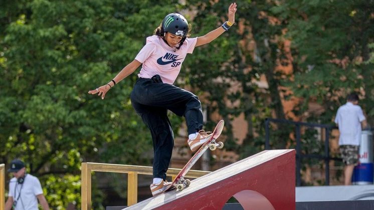 A estreia em competições internacionais aconteceu em janeiro de 2019, com 11 anos. Ela participou do Street League Skateboarding Championship Super Crown 2018 no Rio de Janeiro e ficou em 12º lugar. Por mais que não tenha alcançado a final, se tornou a mais jovem skatista a estar na competição